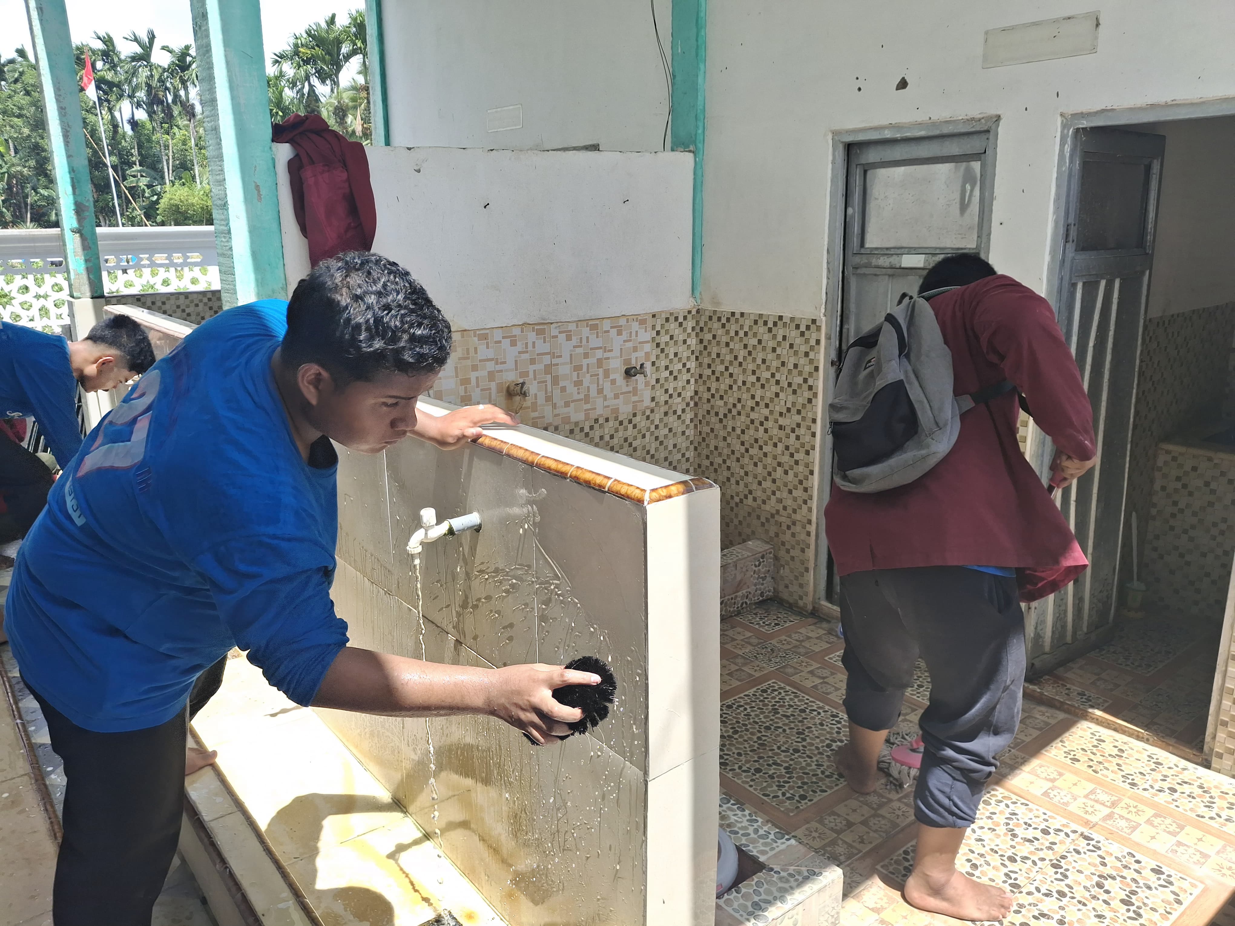 Rohis dan OSIS SMAN 3 Tanjung Jabung Timur Gelar Bakti Sosial di Desa Pemusiran